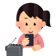 スマートフォンを持ってラジオを聴く女性